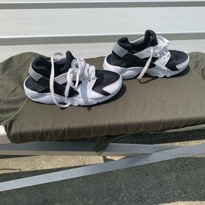 Nike Air Huarache GS (Sz 4.5Y)